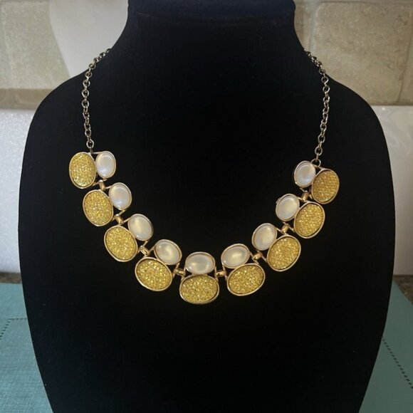 Necklace, Gold-plated Metal,Oval Stones in Gloss Gold-Pearl White Resin, Clasp.! - Picture 2 of 6
